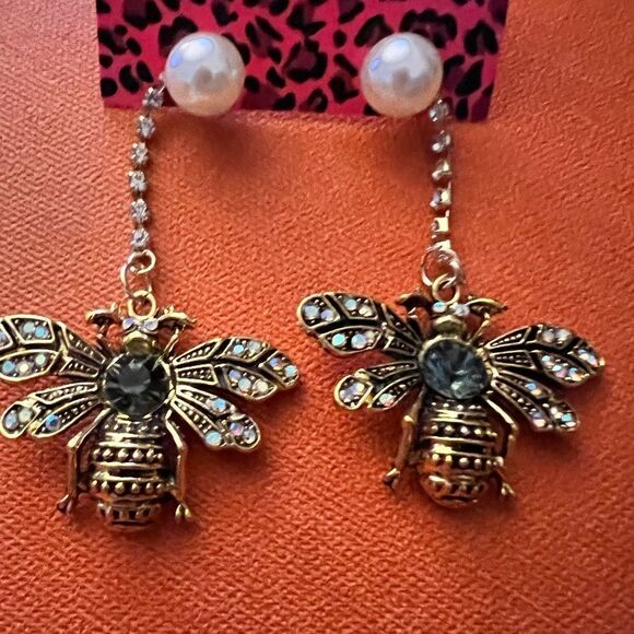 🐝 Betsey Johnson stunning & unique honey bee sparkling dangle earrings 🐝 - Picture 6 of 8